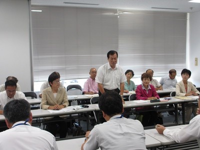 茨城労働局担当者（手前）に要請する江尻氏、大内氏、田谷氏、山中氏、上野氏（前列右から）=8月18日、水戸市