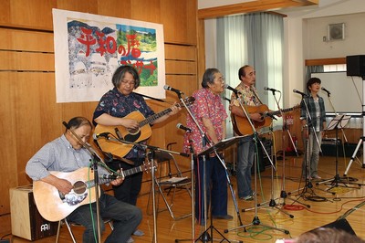 「憲法9条を世界に広めよう」と呼びかける笠木透さん(ステージ左から3人目)=9月21日、茨城県結城市