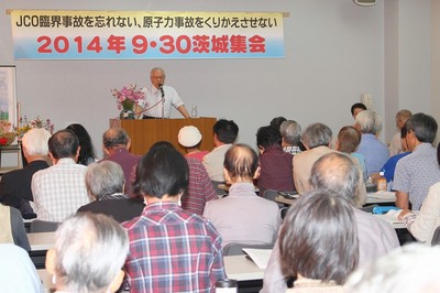 「将来に負の遺産を残す原発は廃炉に」と講演する安斎育郎さん(中央)=9月27日、茨城県東海村