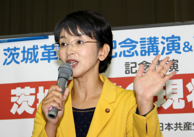 あいさつする江尻かな水戸市議=10月5日、水戸市