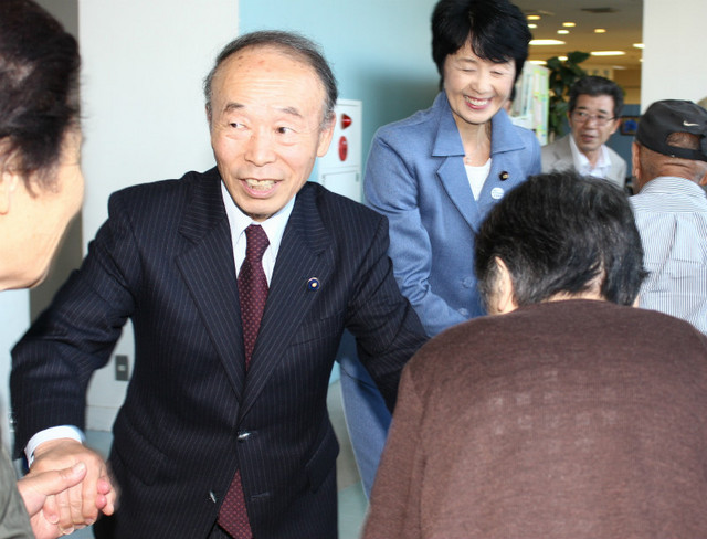 演説会参加者と握手を交わす鈴木県議、紙参院議員(左から)=10月11日、茨城県筑西市
