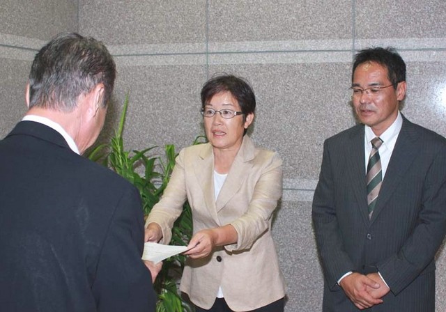 申し入れる山中氏、上野氏=10月10日、東京都台東区