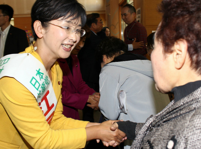 「つどい」参加者と握手を交わす江尻かな・茨城県議予定候補=10月18日、水戸市