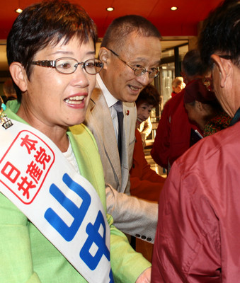 演説会参加者と握手を交わす山中氏(左)と笠井氏=10月19日、茨城県つくば市