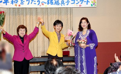 つどい参加者の激励にこたえる大内県議、江尻氏、佐藤さん（左から）=11月9日、水戸市