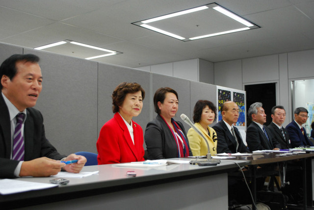 会見に臨む田谷県委員長(左端)と、7人の小選挙区予定候補=11月19日、茨城県庁