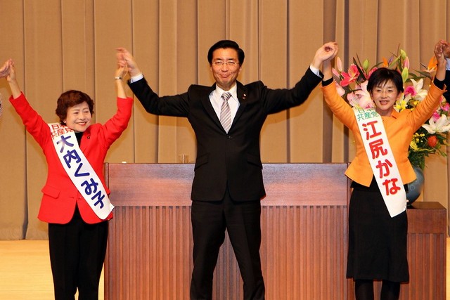 聴衆の激励にこたえる大内衆院予定候補、山下書記局長、江尻県議予定候補(左から)=11月22日、水戸市