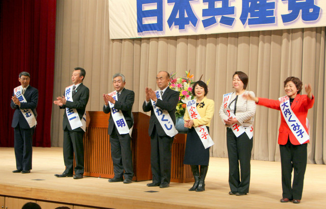 ステージ上であいさつする大内氏、川井氏、小林氏、堀江氏、福田氏、井上氏、白畑氏(右から)=11月22日、水戸市