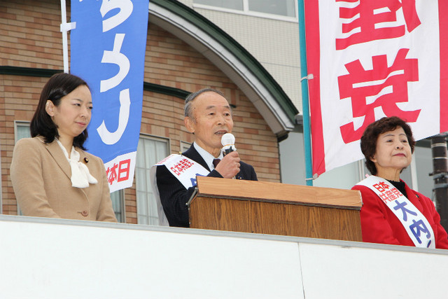 訴える吉良参院議員、鈴木県議、大内県議(左から)=11月30日、筑西市