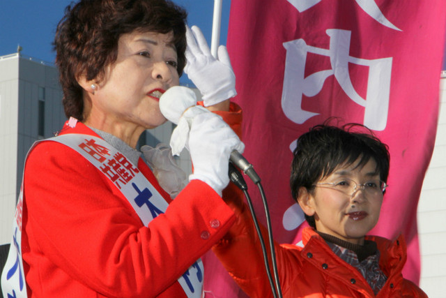 訴える大内くみ子衆院候補、江尻かな県議予定候補=12月2日、水戸駅南口