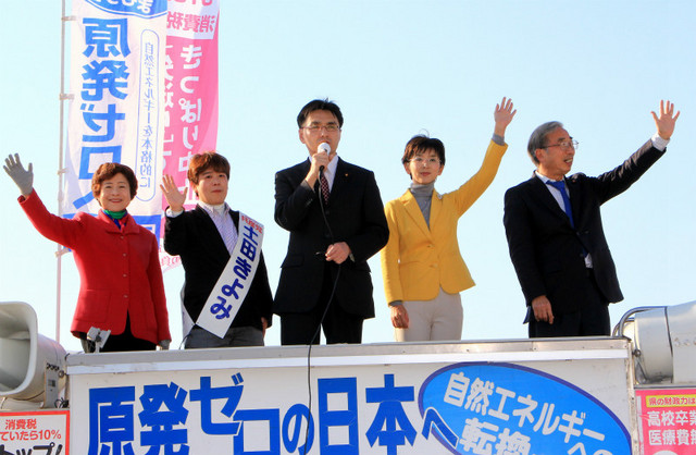 日本共産党の躍進をよびかける大内前県議、土田氏、田中市議、江尻県議、なかにわ市議（左から）=1月5日、水戸市