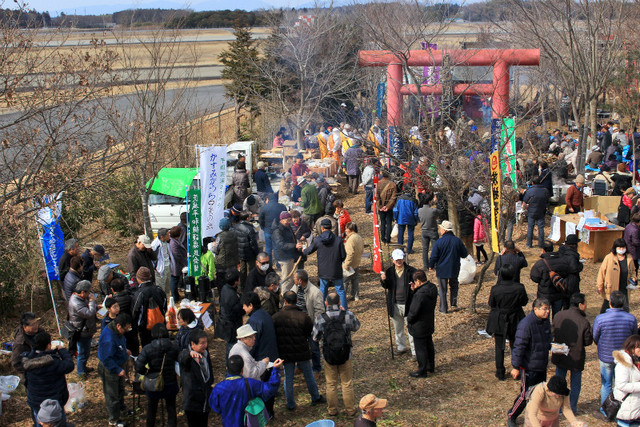 「戦争は許さない」「安倍亡国政治を追いつめよう」と決意を新たにする「百里初午まつり」参加者たち=2月11日、茨城県小美玉市