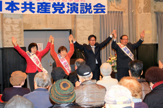 聴衆の激励にこたえる遠藤市議、鈴木市議、大門参院議員、利根川市議(左から)=2月14日、牛久市