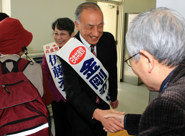 演説会参加者と握手を交わす伊藤市議、金剛寺氏=2月15日、龍ケ崎市