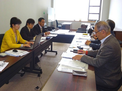 「県民センター」役員(右)と懇談する党県議団(江尻加那議員、山中たい子議員、上野高志議員。左から)=2月17日、水戸市