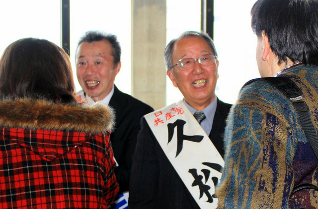 参加者と握手を交わす久松たけし氏、井上圭一氏（右2人目から）=2月22日、土浦市