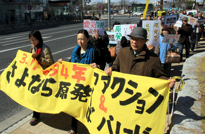 「原発反対」などと唱和しながらパレードする参加者=3月11日、茨城県つくば市