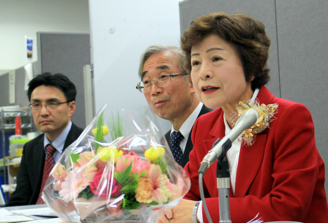 決意を語る大内氏(右)と田中市議、中庭市議(左から)=3月13日、県庁記者クラブ