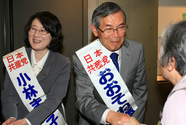 参加者と握手をする小林氏、おおそね氏(左から)=3月15日、日立市