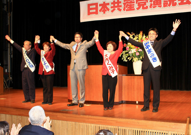 聴衆の激励に応えるなかにわ氏、土田氏、大門氏、大内氏、田中氏(左から)=3月15日、水戸市