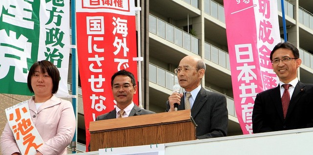 街頭で訴える小池氏、上野氏、高木氏、塩川氏(左から)=3月28日、取手市