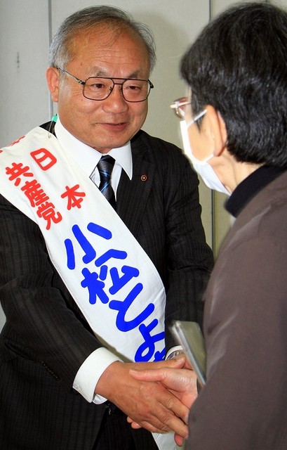 演説会参加者と握手を交わす小松市議=3月28日、石岡市