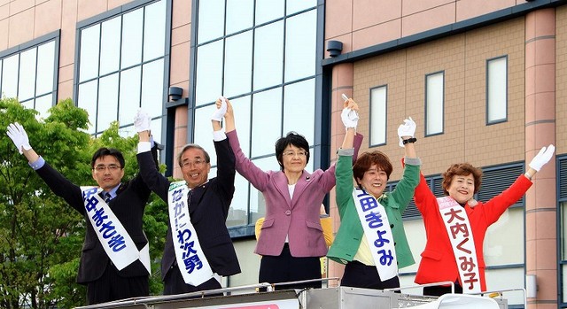 聴衆の声援にこたえる田中候補、なかにわ候補、紙参院議員、土田候補、大内候補(左から)=4月24日、水戸市