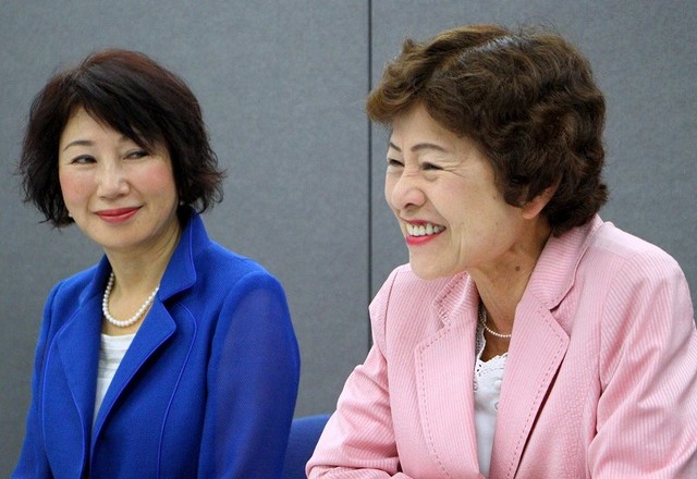 記者会見で国政選挙をたたかう決意を述べる小林きょう子氏、大内久美子氏(左から)=5月27日、水戸市