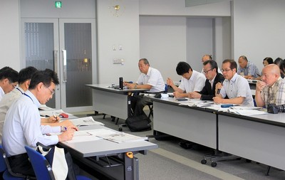 茨城県の担当者（左）に県政に対する要求を交渉する「県民要求実現茨城共同運動連絡会」の人たち=7月8日、茨城県庁