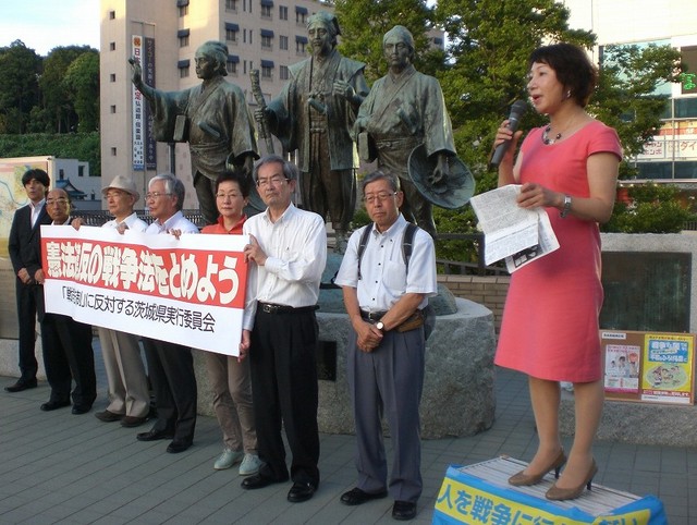 「反対の運動をひろげて、廃案にするため頑張りましょう」と訴える小林恭子氏（右）=7月17日、水戸市