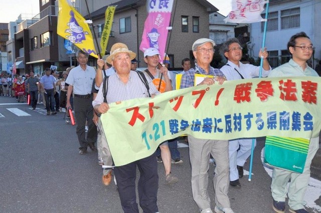 「戦争法案」の廃案をアピールする集会参加者ら=7月21日、茨城県土浦市