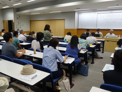 「『安全保障法制を考える』茨城大学共同討論カフェ」の参加者=7月22日、水戸市