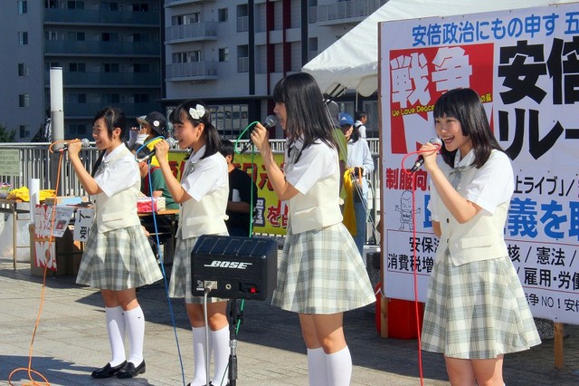 歌やトークで「強い日本より平和な日本を」とアピールするアイドルグループ「制服向上委員会」のメンバー=8月23日、水戸市