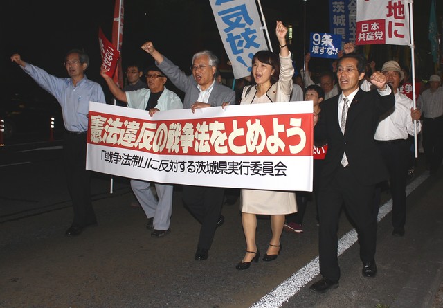 「強行採決をやめろ」などの唱和を響かせ、デモ行進する集会参加者ら=9月15日夜、水戸市