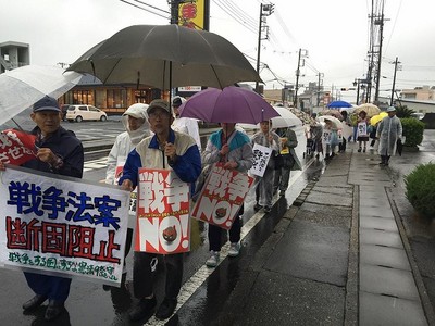雨の中、「戦争法案絶対反対」「安倍（首相）はやめろ」と訴える参加者=9月17日、水戸市 （中庭市議のFacebookより）