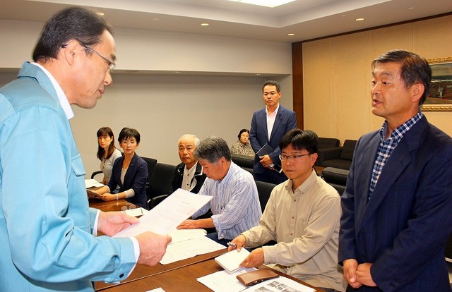 橋本知事あてに要望書を提出する茨城農民連の人たち（右）=9月18日、茨城県庁