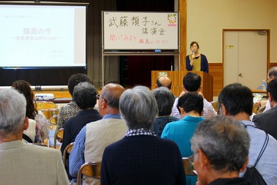 「福島の原発事故は終わっていない」と訴える武藤類子さん（中央）=9月27日、東海村