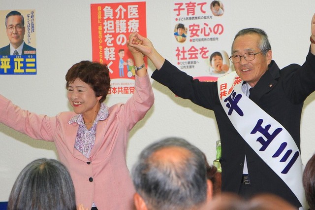参加者の激励を受ける平正三市議と大内久美子県副委員長(右から)=10月4日、茨城県高萩市