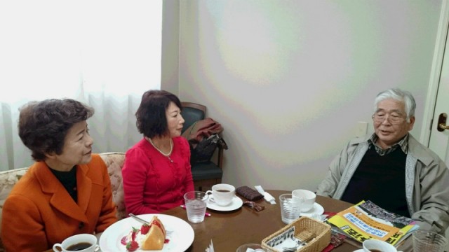茨城県東海村の村上前村長(右)と懇談する大内氏、小林氏(左から)=11月18日、東海村