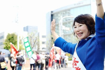 メーデーのデモ行進者を激励する小林氏=5月1日、茨城県つくば市