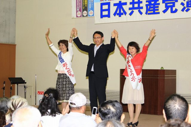 聴衆に応えるおくだ氏、塩川氏、小林氏（壇上左から）=6月4日、茨城県取手市
