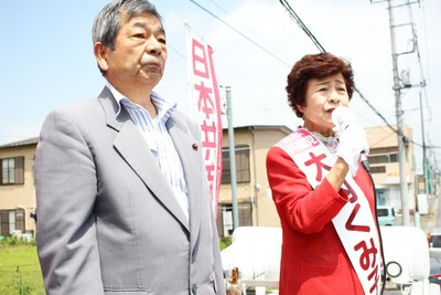 「共産党の躍進で希望の持てる政治を」と訴える大内くみ子氏、平井誠市議