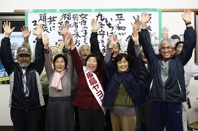 当選を喜び合う福島ヤヨヒ氏