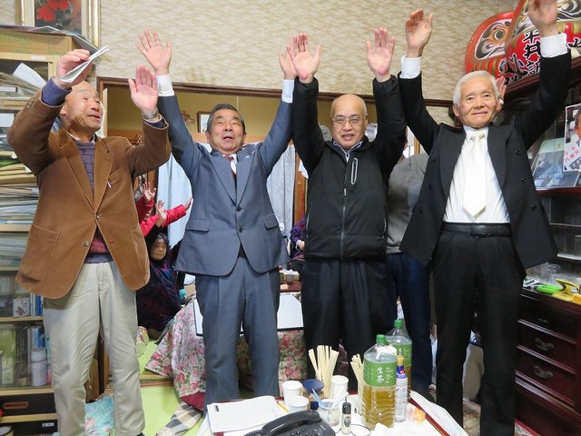 9期目の当選を喜びあう平井氏ら