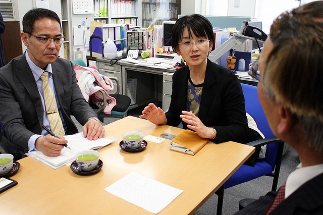 県バス協会の担当者と懇談する上野氏、江尻県議