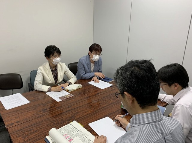 県疾病対策課、県長寿福祉推進課の担当者に要請する江尻かな県議、山中たい子県議