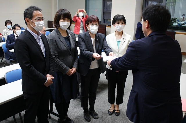 新型コロナウイルスの対策をめぐり県に要請する梅村氏、山中氏、江尻氏