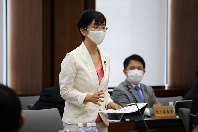 委員会で質疑する共産党の江尻加那議員