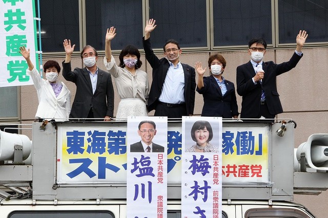 聴衆の声援に応える塩川氏、梅村氏ら