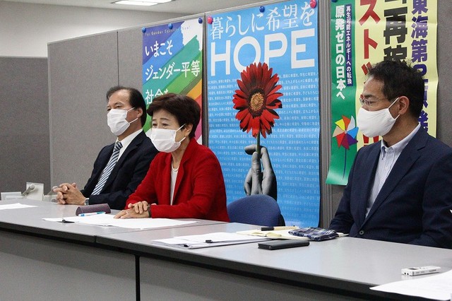 会見に臨む上野県委員長と、決意を述べる大内久美子氏、田谷武夫氏